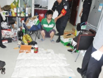 廚房水管破裂傳出刺鼻性氣味，原以為是鄰居家裝修后除甲醛沒(méi)到位，沒(méi)想到是“絕命毒師”